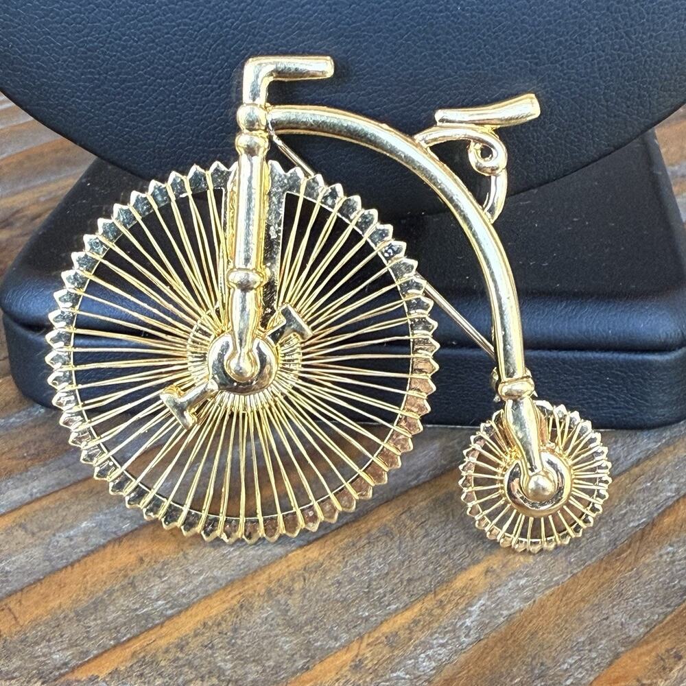 Vintage Signed MONET Gold Tone Old Fashioned High Wheel Bicycle Bike Pin Brooch - Picture 6 of 6